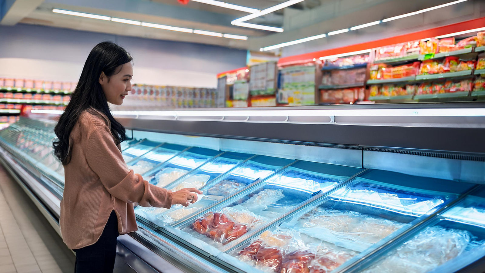 wanita asia belanja frozen food di swalayan